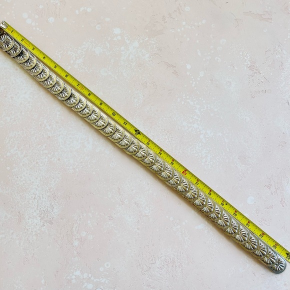 Silver Tone Metal Layered Concho Elastic Stretch Belt - Picture 4 of 5